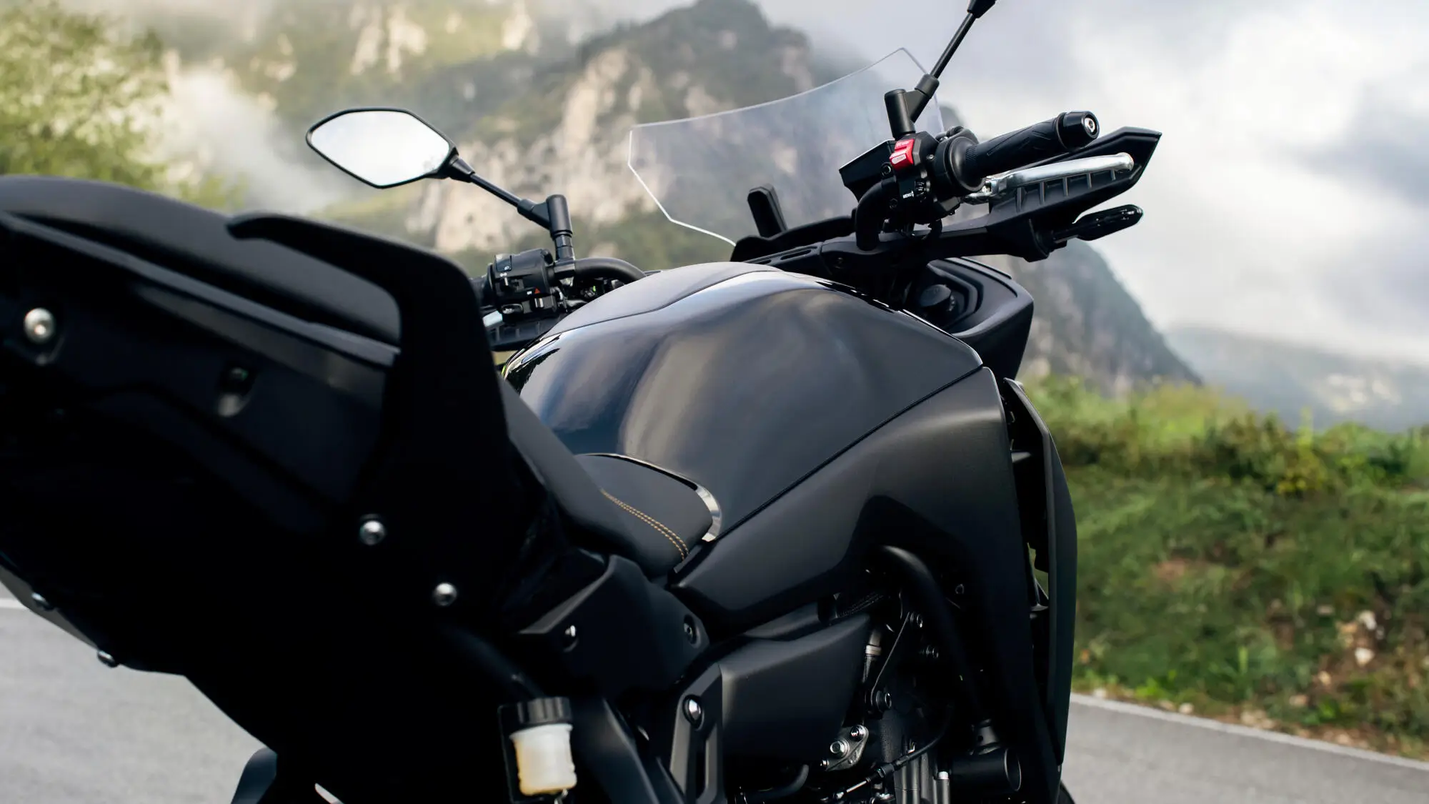 Yamaha MT-07 Motorrad auf einer Bergstraße.