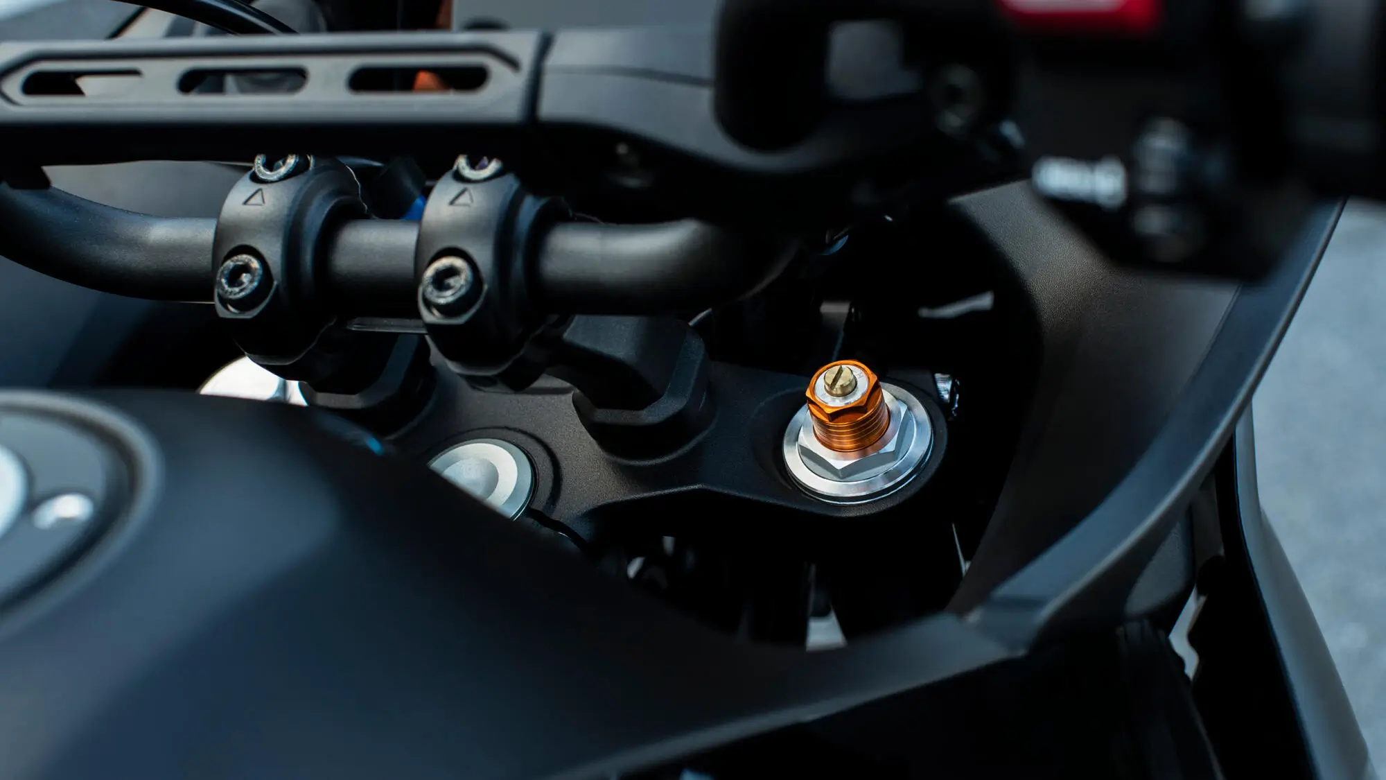 Detailansicht des Lenkers einer Yamaha MT-07.