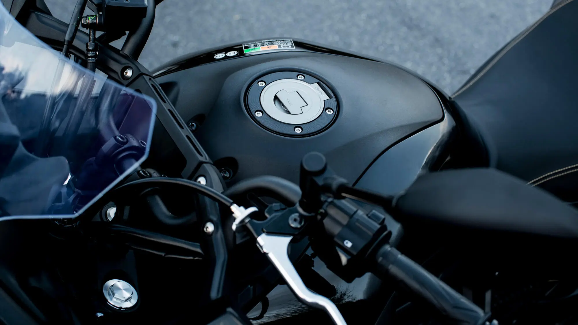 Nahaufnahme des Tanks und Lenkers einer Yamaha MT-07.