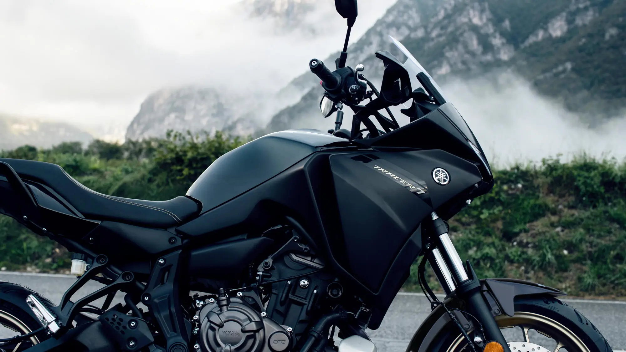 Yamaha MT-07 Tracer 2024 Motorrad vor bergiger Landschaft.
