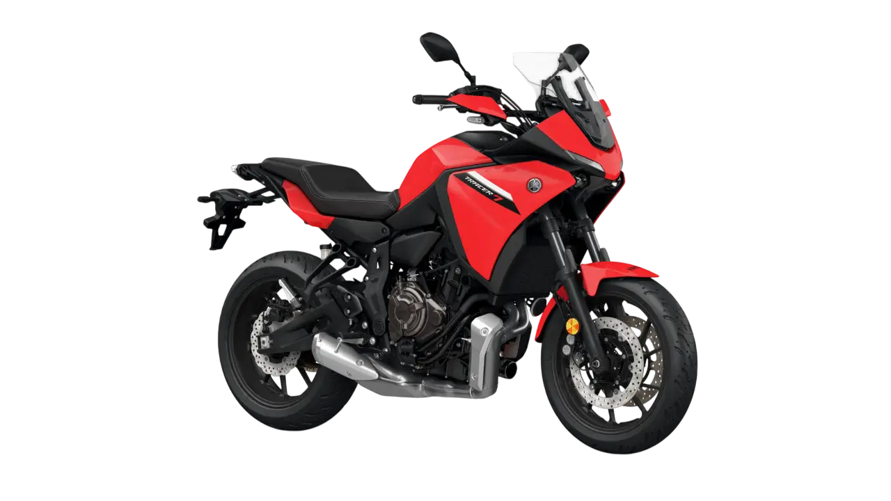 2024-Yamaha-MT07TR-EU-Redline-360-Degrees-001-03-Photoroom Rotes 2024 Yamaha MT-07 Tracer Motorrad mit schwarzem Sitz und silbernem Auspuff.