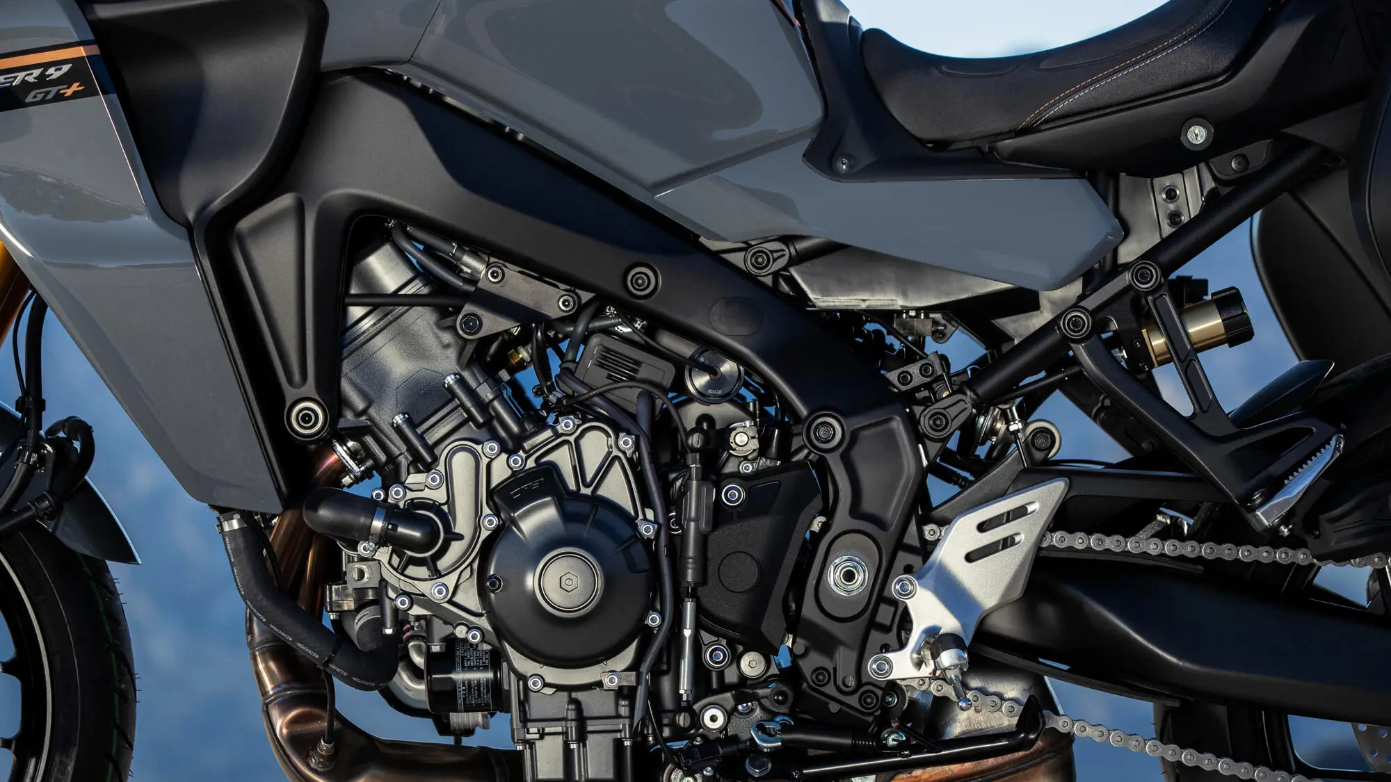 Nahaufnahme des Motors einer Yamaha TRACER 9 GT+