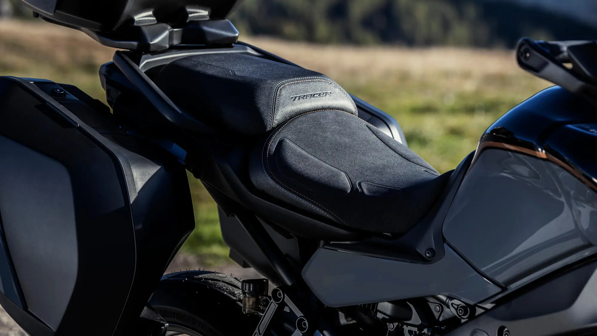 Sitzbank eines 2024 Yamaha TRACER 9 GT+ Motorrads in Nahaufnahme.