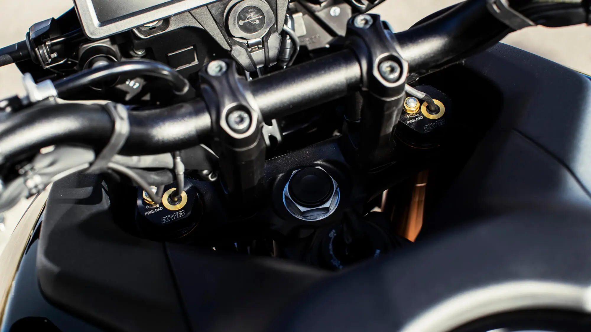 Nahaufnahme des Lenkers einer Yamaha TRACER 9 GT+