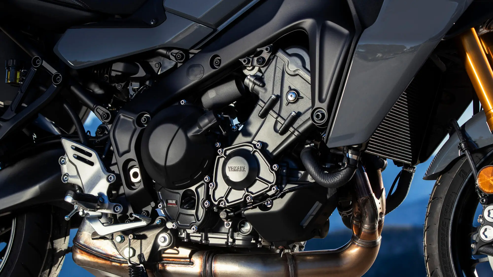 Nahaufnahme des Motors einer 2024 Yamaha TRACER 9 GT+