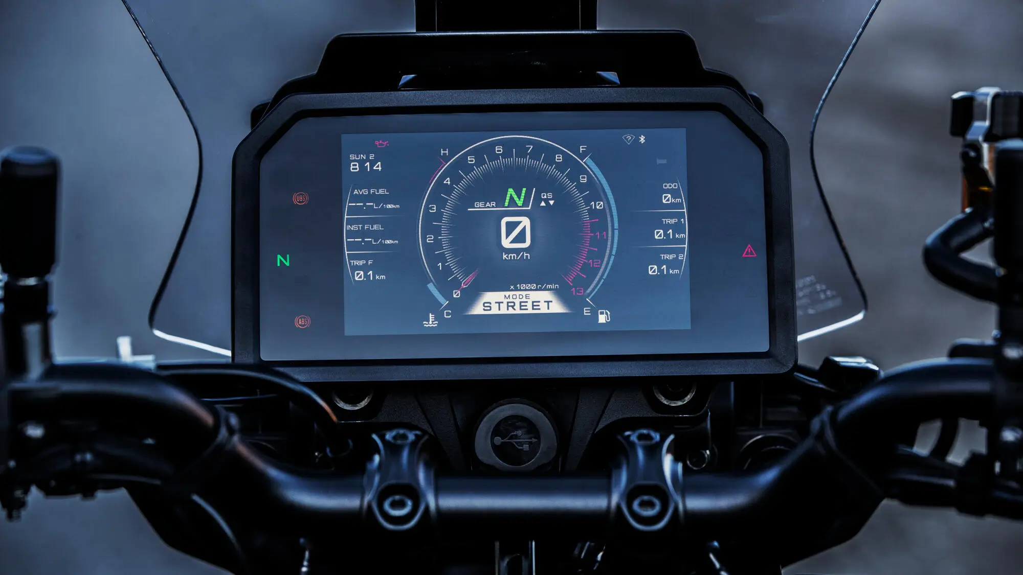 Cockpit-Display eines 2024 Yamaha TRACER 9 GT+ Motorrads mit Tachometer und Fahrinformationen.