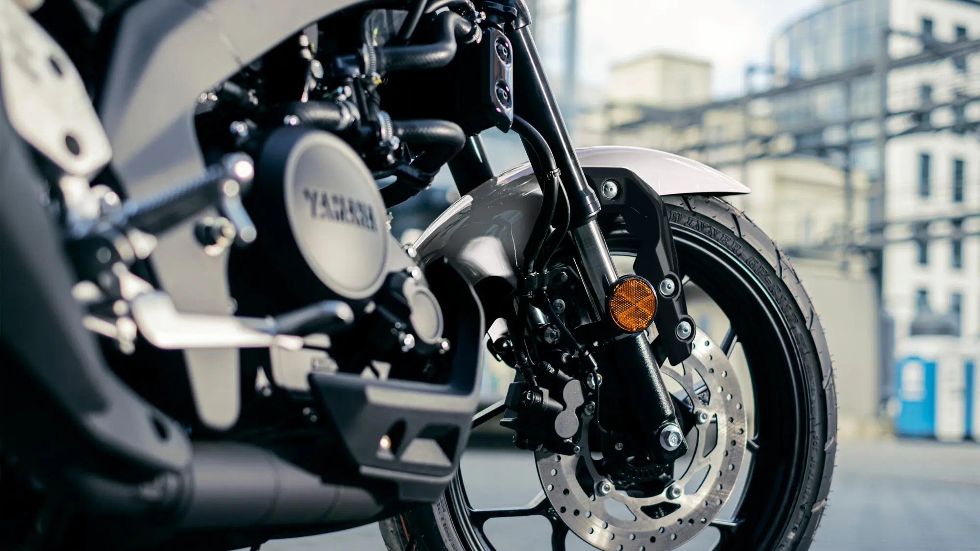 Nahaufnahme des Vorderrads einer Yamaha XS125.