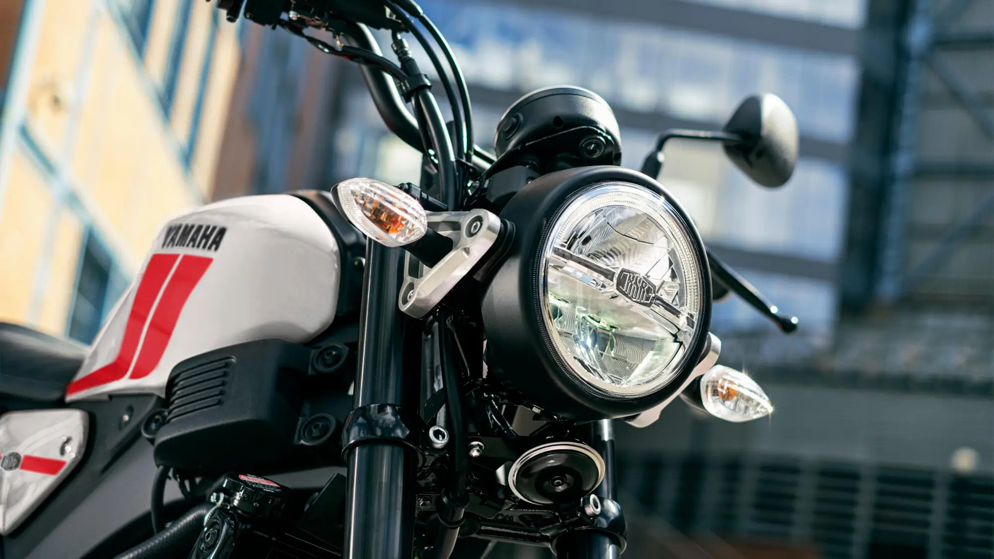 Nahaufnahme eines 2024 Yamaha XS125 Motorrads, das den Frontscheinwerfer und den Yamaha-Schriftzug zeigt.