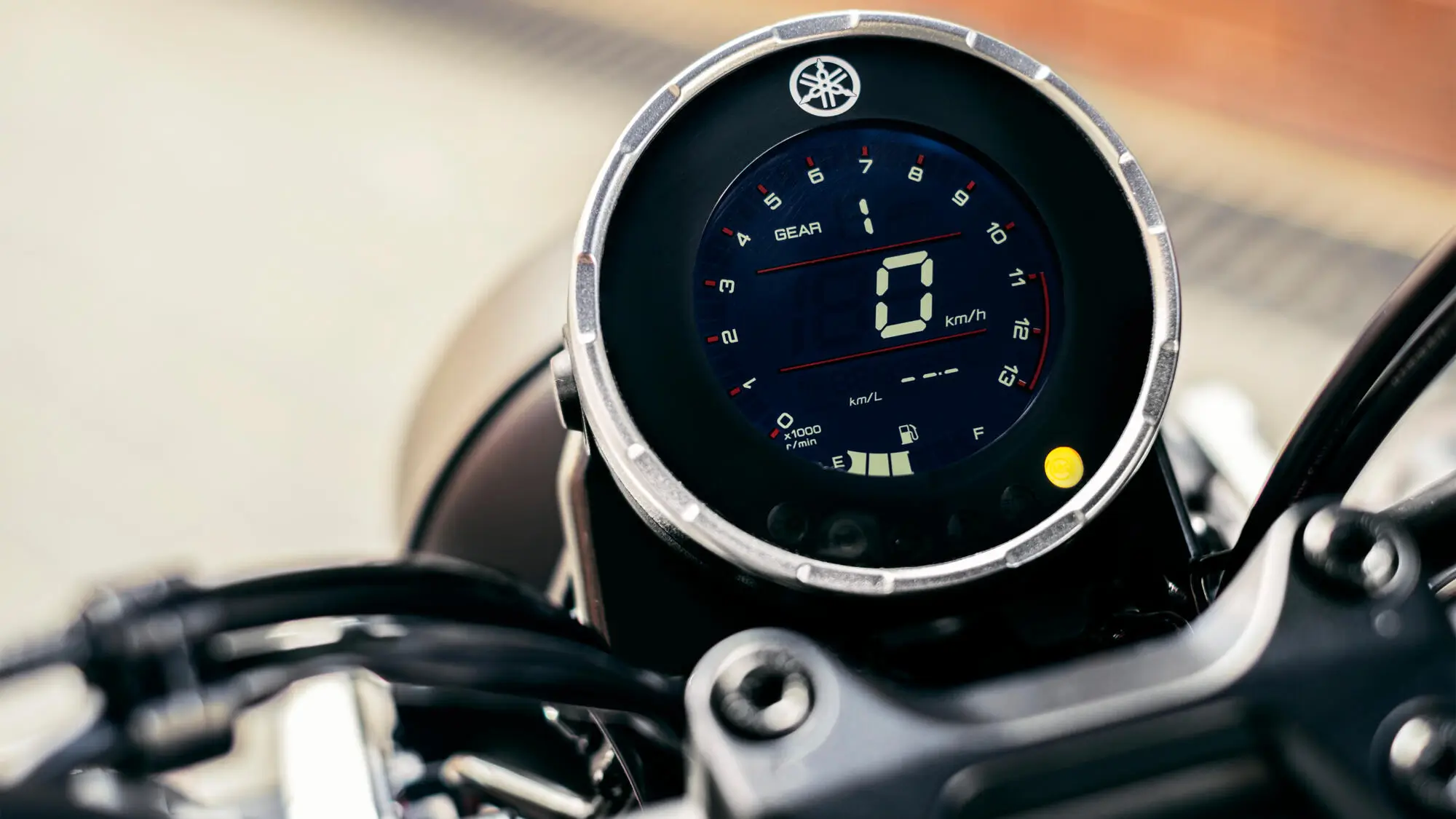 Nahaufnahme eines digitalen Tachometers einer Yamaha XS125.