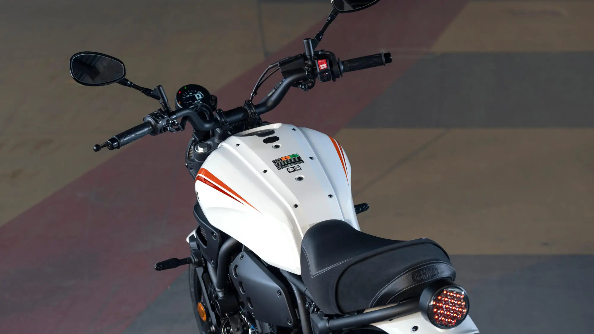 Eine weiße Yamaha XS700 von 2024 mit roten Streifen, von oben fotografiert.