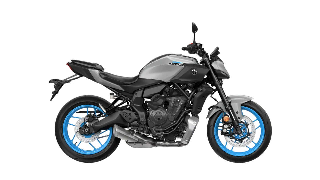 2025-Yamaha-MT07AS-EU-Ice_Storm-Studio-002-03 Yamaha MT-07AS Motorrad in Grau mit blauen Felgen auf transparentem Hintergrund.