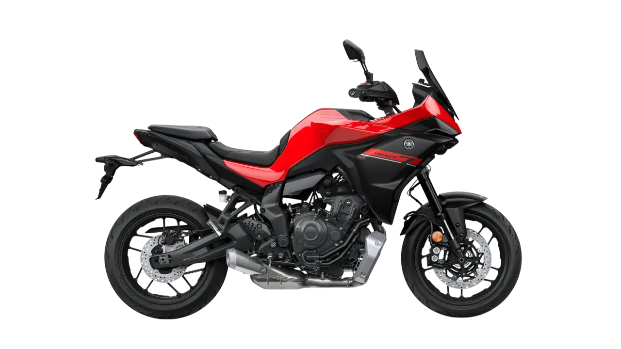 2025-Yamaha-MT07TR-EU-Redline-Studio-002-03-Photoroom Ein rotes Yamaha MT-07 Motorrad von der Seite.