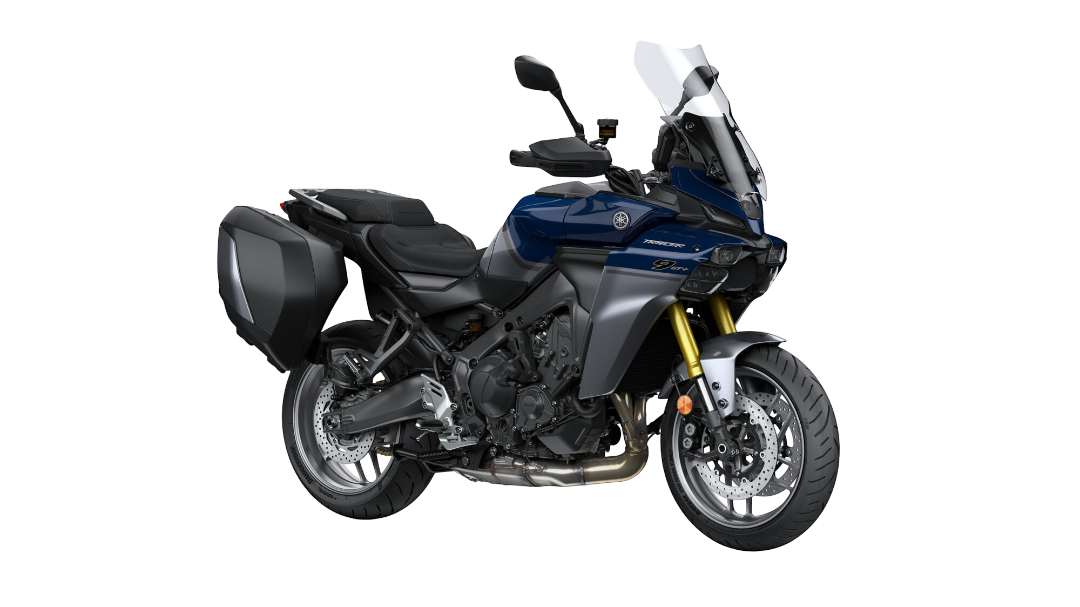 2025-Yamaha-MT09ATRDXCS-EU-Cobalt_Blue-360-Degrees-001-03 Ein blaues Yamaha TRACER 9 GT+ Motorrad mit Koffern auf beiden Seiten.