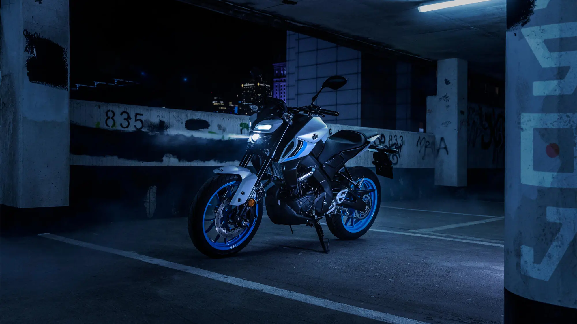 Ein Yamaha MT-125 Motorrad steht in einem dunklen Parkhaus.