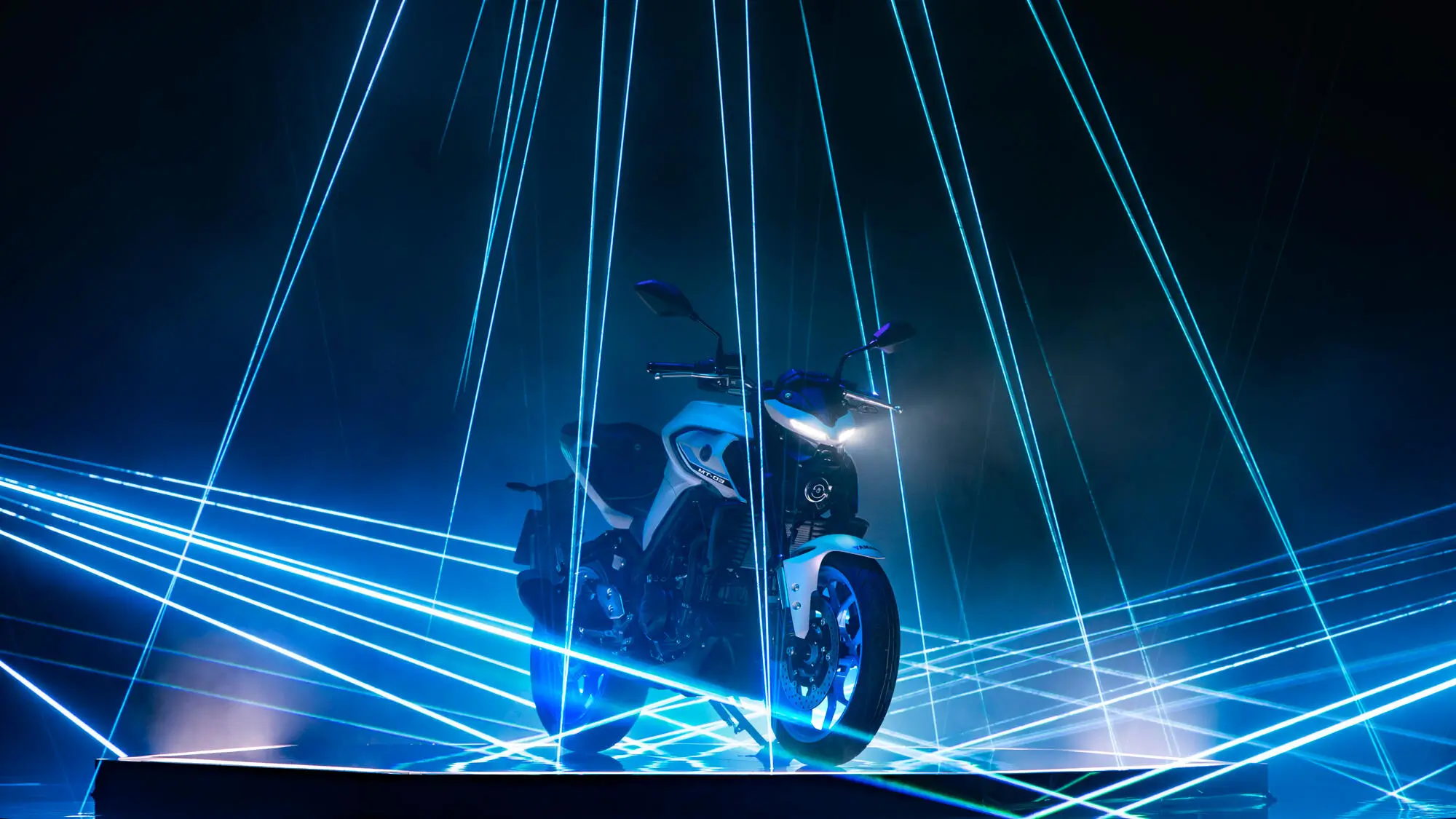 Motorrad Yamaha MT320 in einer blauen Laserlicht-Show.