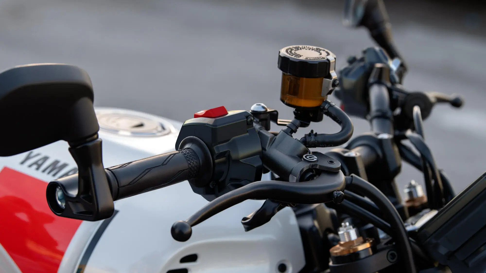 Nahaufnahme des Lenkers einer Yamaha XSR900 mit sichtbaren Bedienelementen.