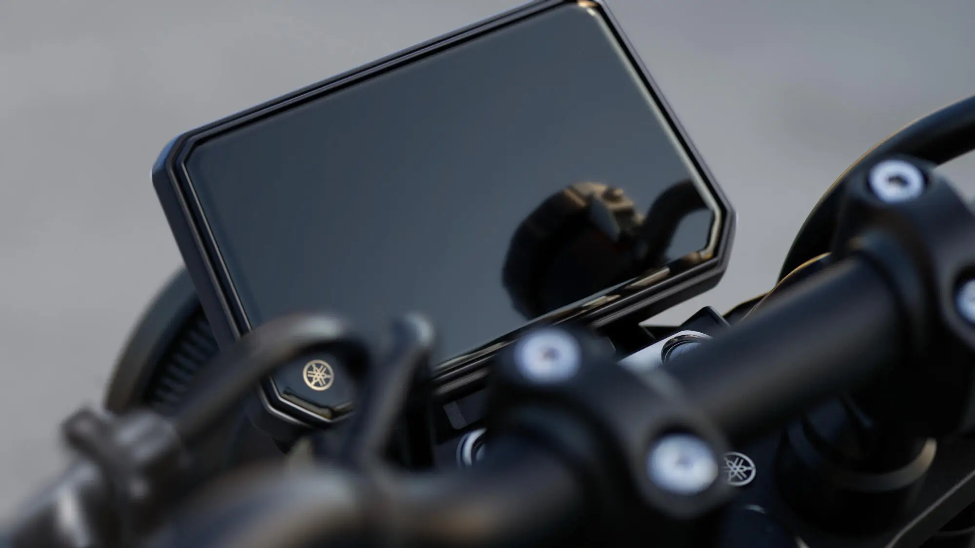Nahaufnahme eines Motorrad-Displays mit Yamaha-Logo.
