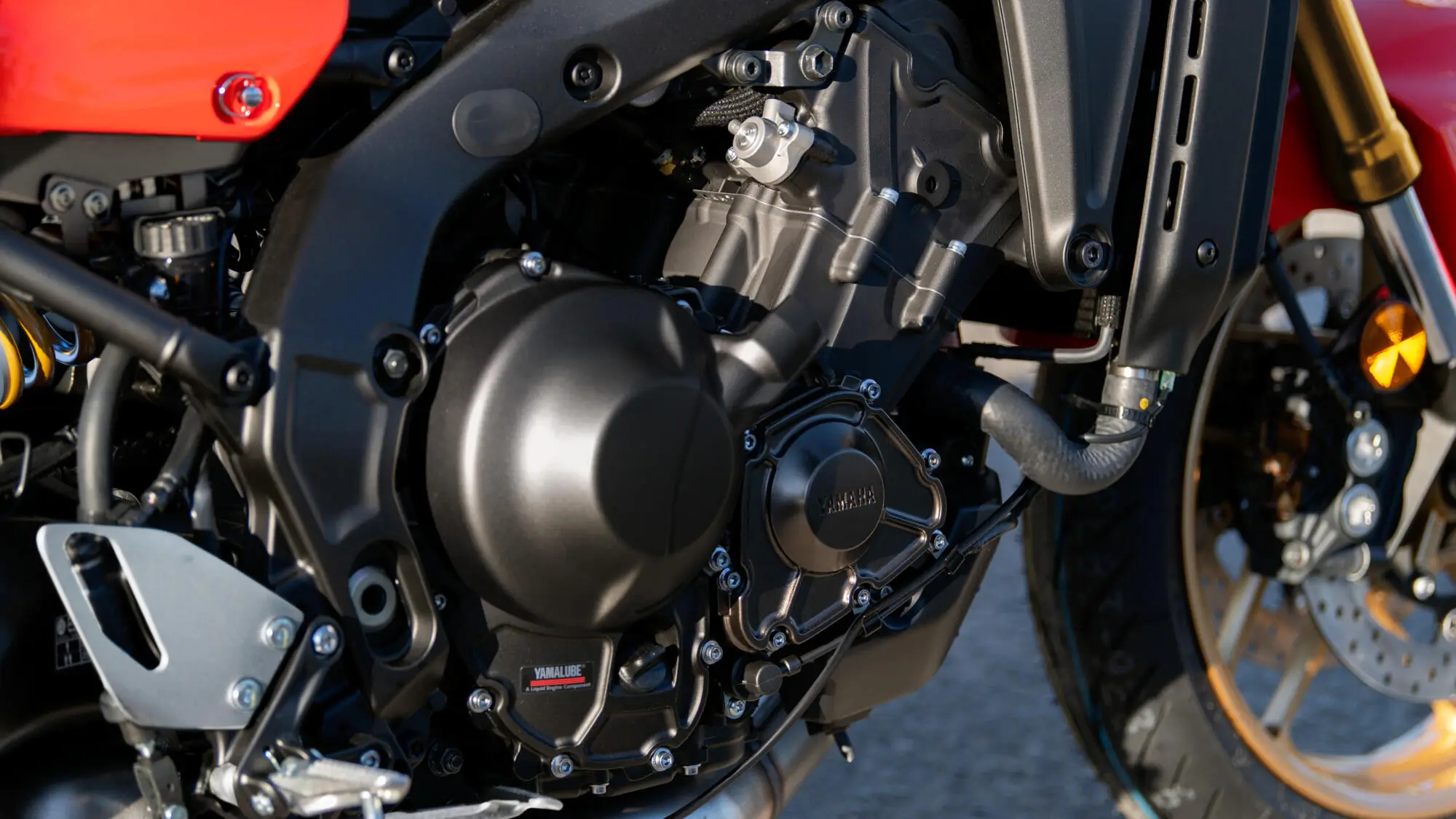 Nahaufnahme des Motors einer Yamaha XSR900.