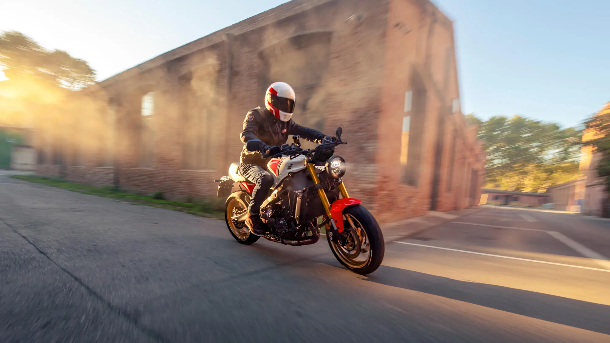 Ein Motorradfahrer fährt eine 2025 Yamaha XSR900 in einer städtischen Umgebung.