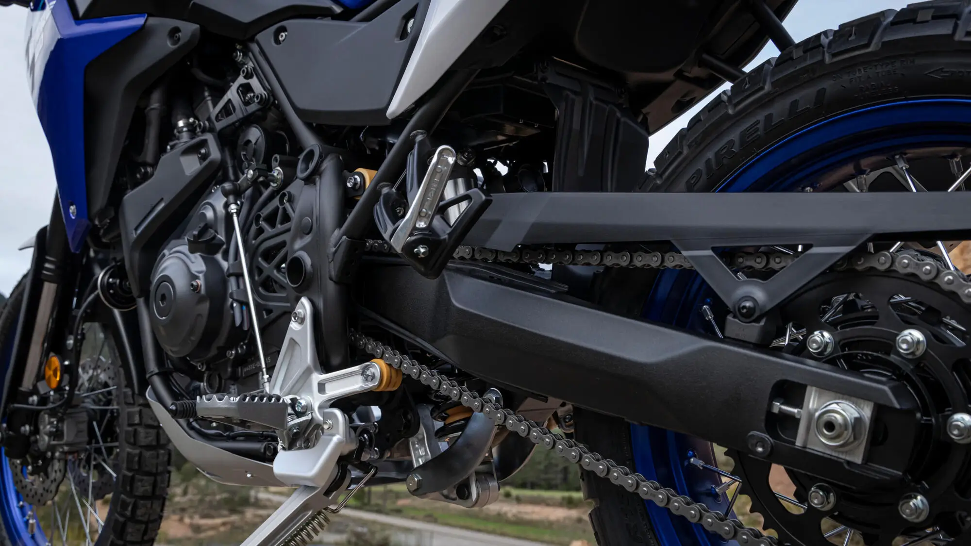 Nahaufnahme des hinteren Bereichs einer Yamaha XTZ700 mit Kettenantrieb und Reifen.