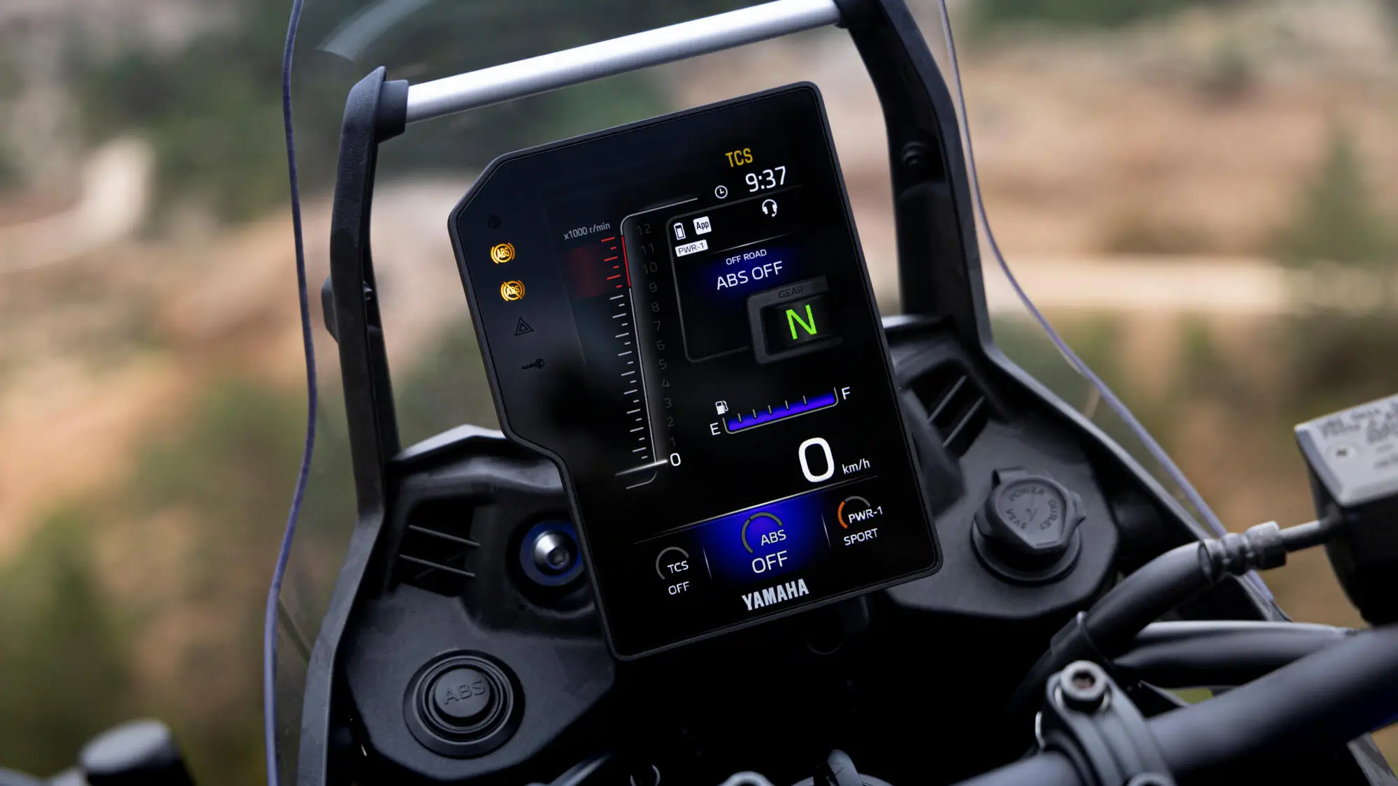 Nahaufnahme des digitalen Displays eines 2025 Yamaha XTZ700 Motorrads mit verschiedenen Anzeigen und Einstellungen.