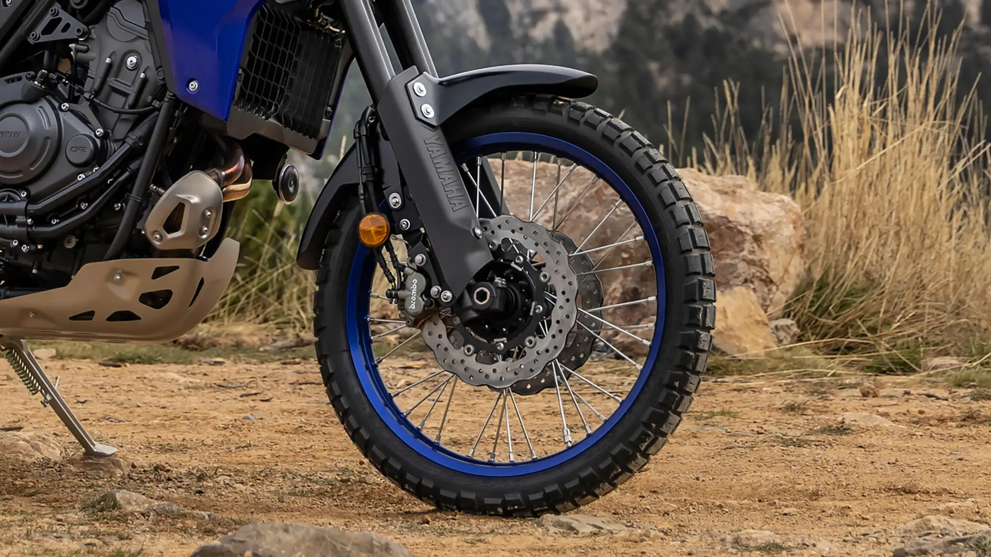 Vorderrad einer Yamaha XTZ700 auf einem unbefestigten Weg.