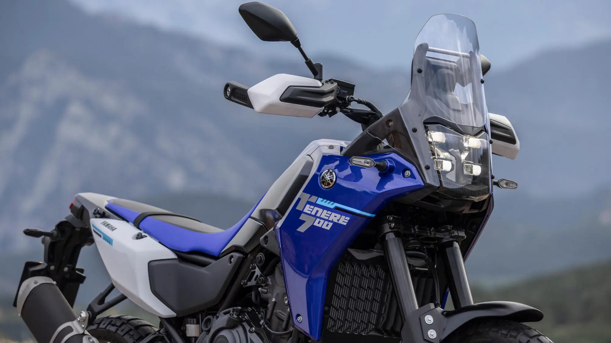 Yamaha XTZ700 Motorrad in Nahaufnahme mit blauem und weißem Design.