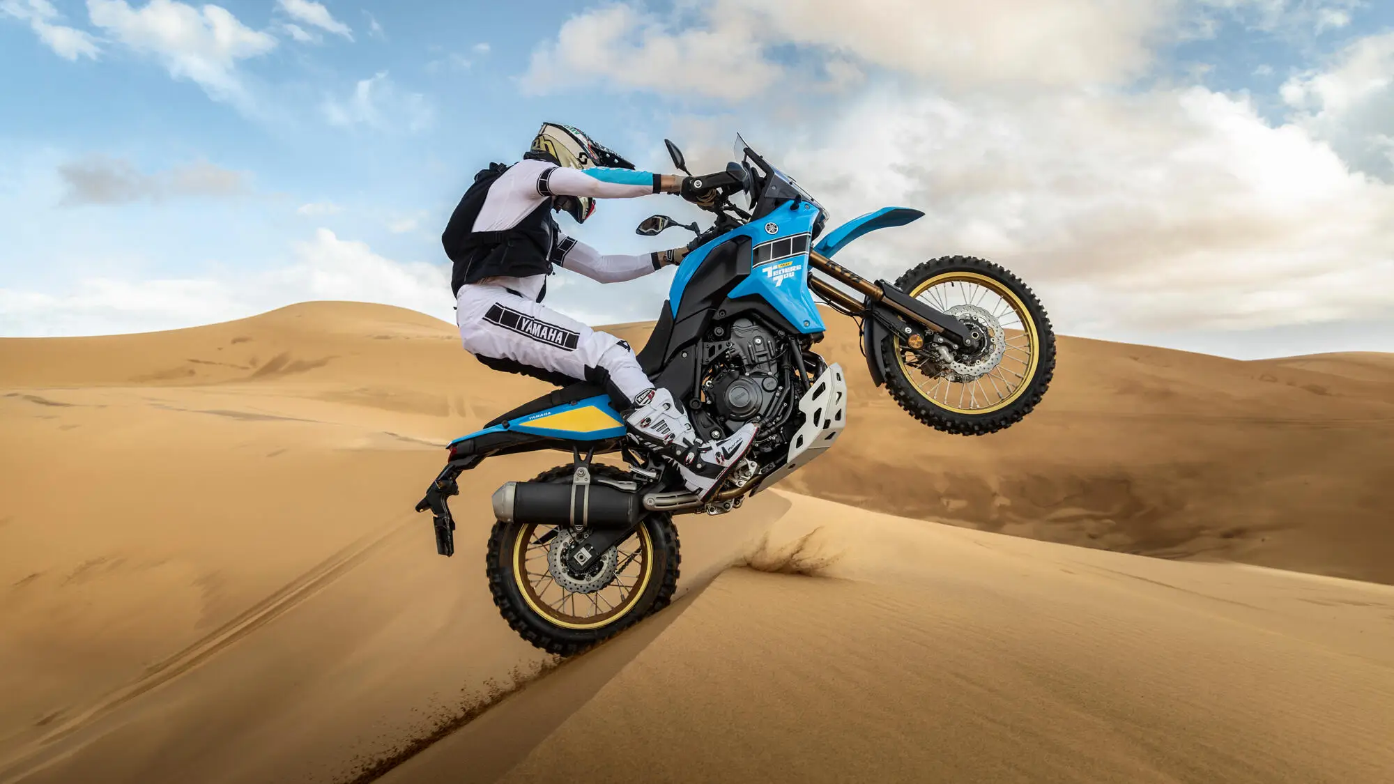 Ein Motorradfahrer fährt eine Yamaha XTZ700SPR in einer Wüste.