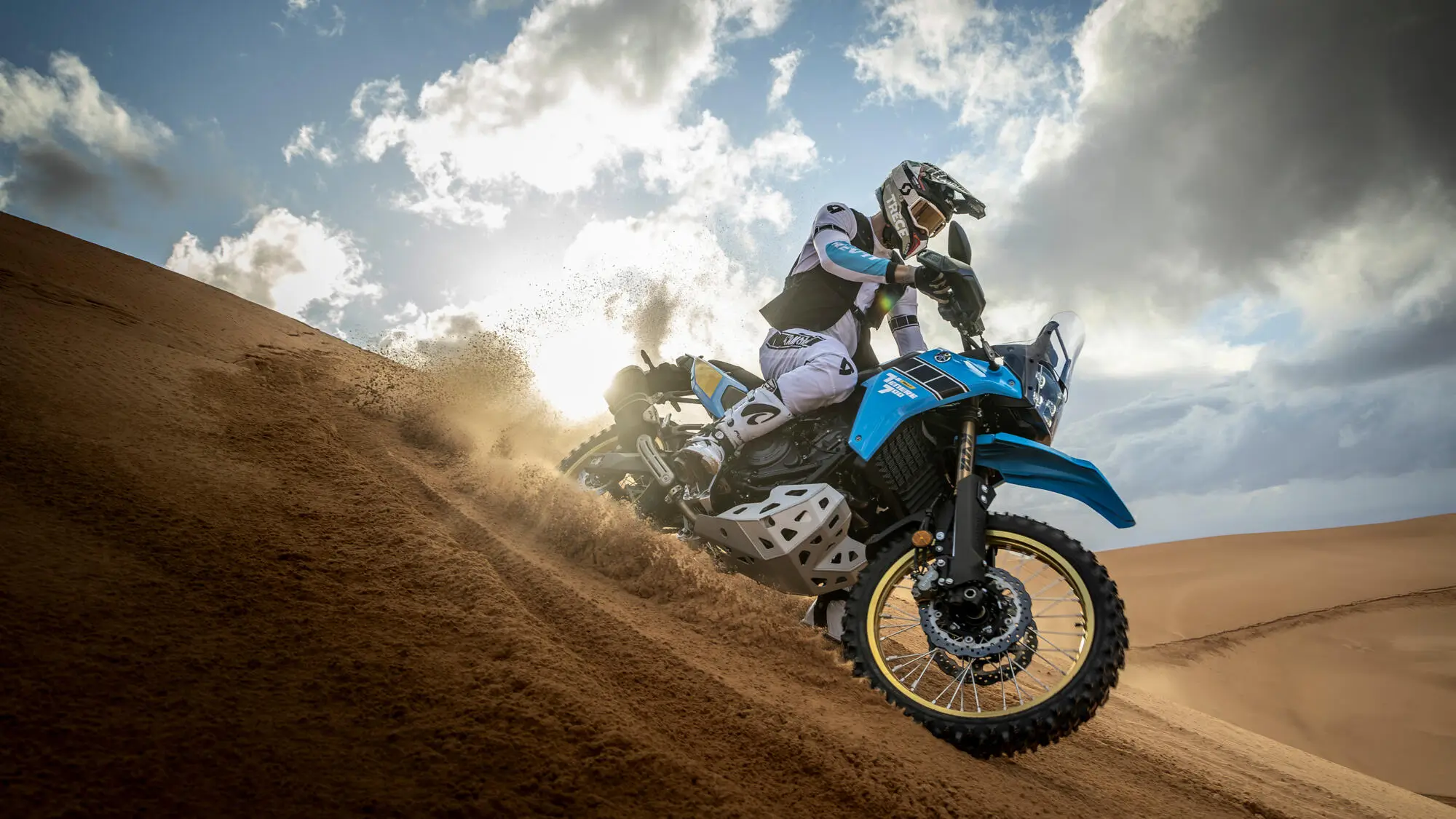 Motorradfahrer auf einer Yamaha XTZ700SPR fährt durch eine Sanddüne.