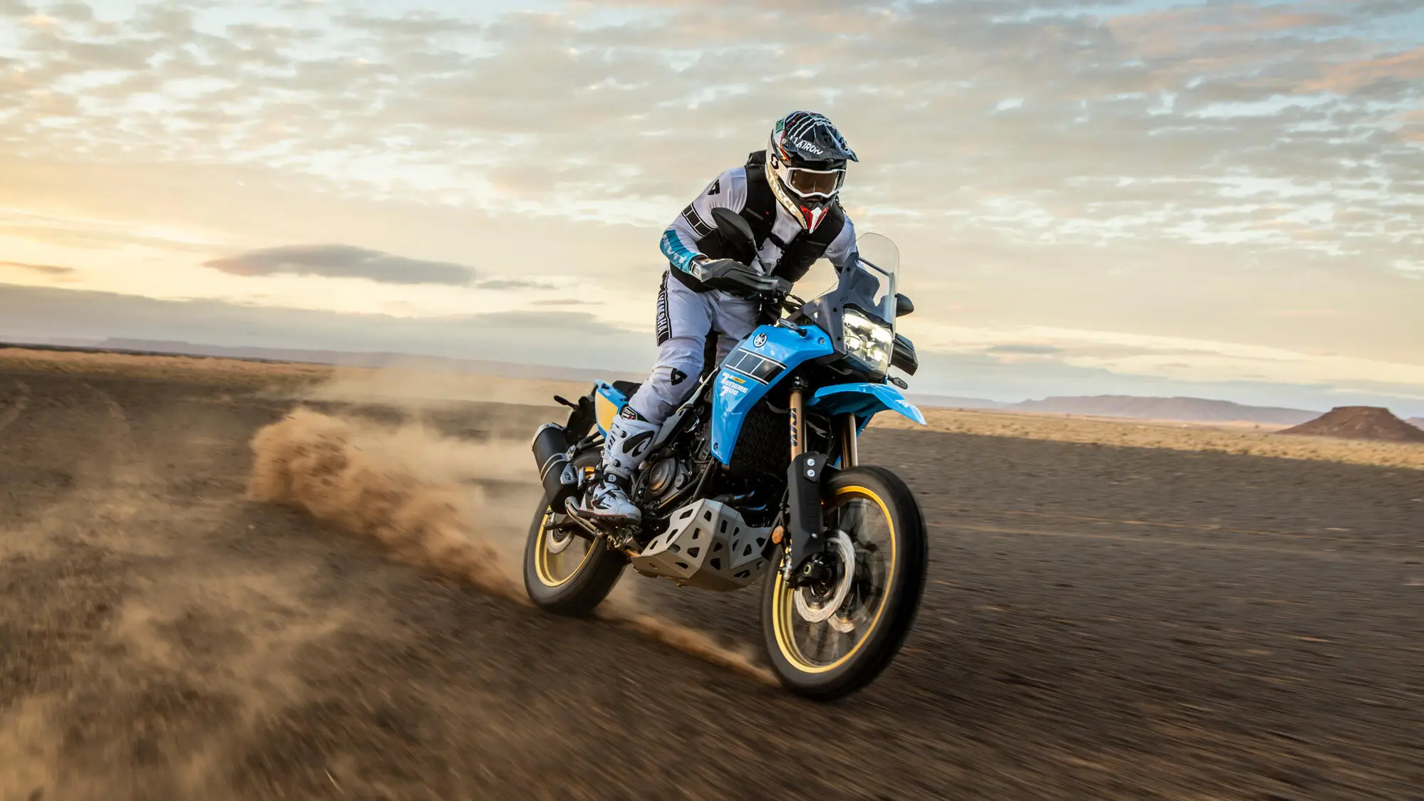 Ein Fahrer fährt eine Yamaha XTZ700SPR in einer Wüstenlandschaft.