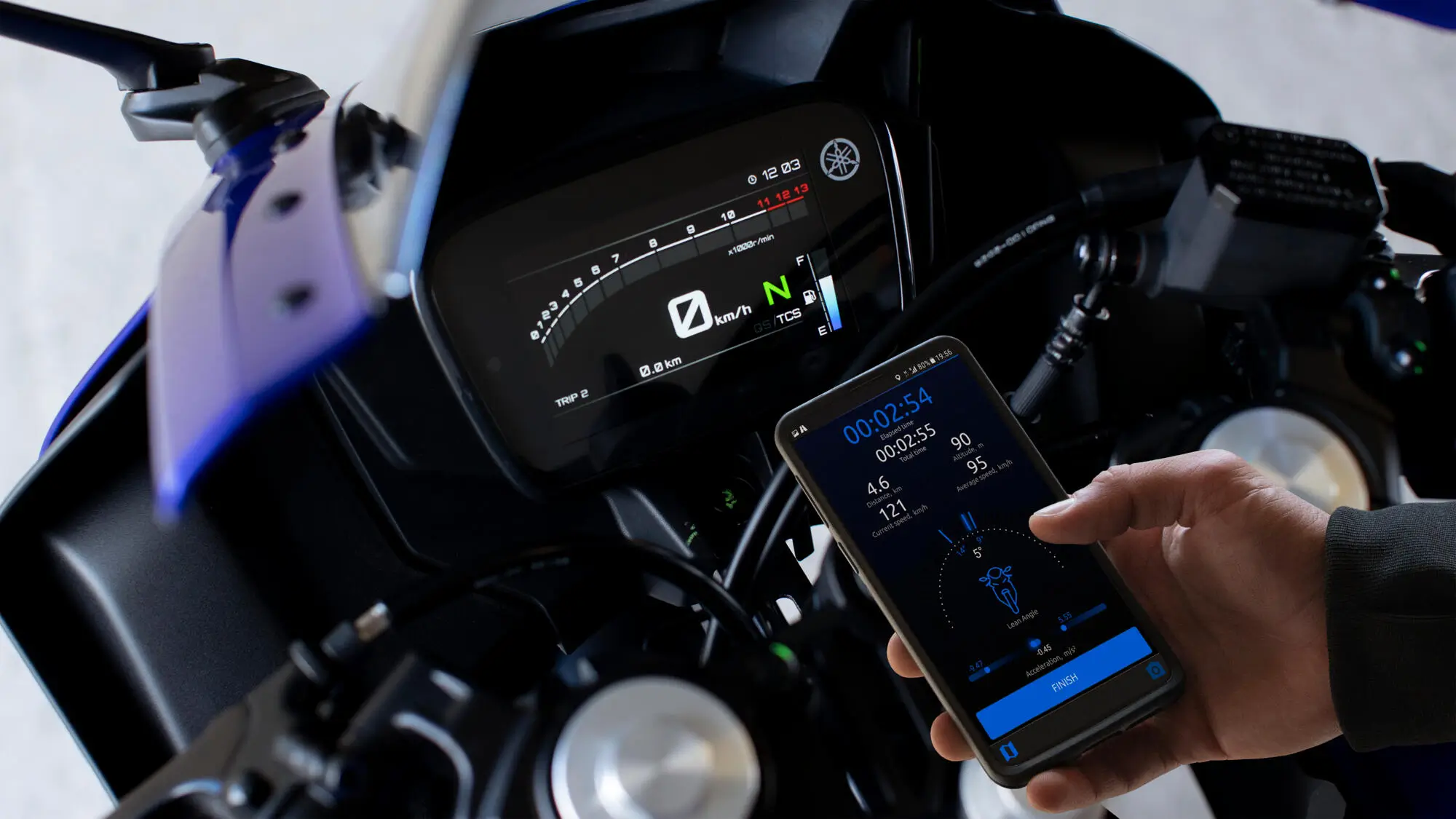 Ein Smartphone zeigt eine App, die mit dem digitalen Cockpit einer Yamaha YZF-R125 verbunden ist.