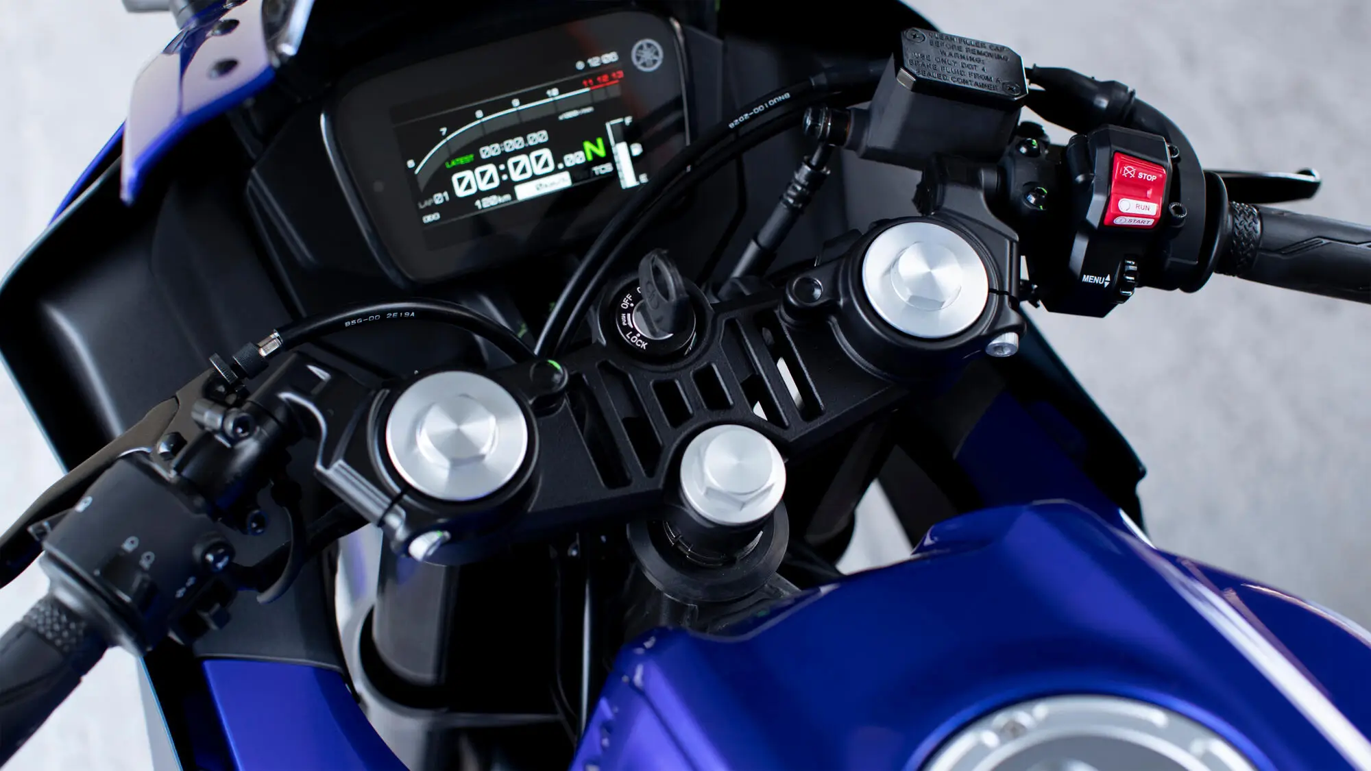 Cockpit-Detailansicht einer Yamaha YZF-R125 mit digitalem Display und Bedienelementen.