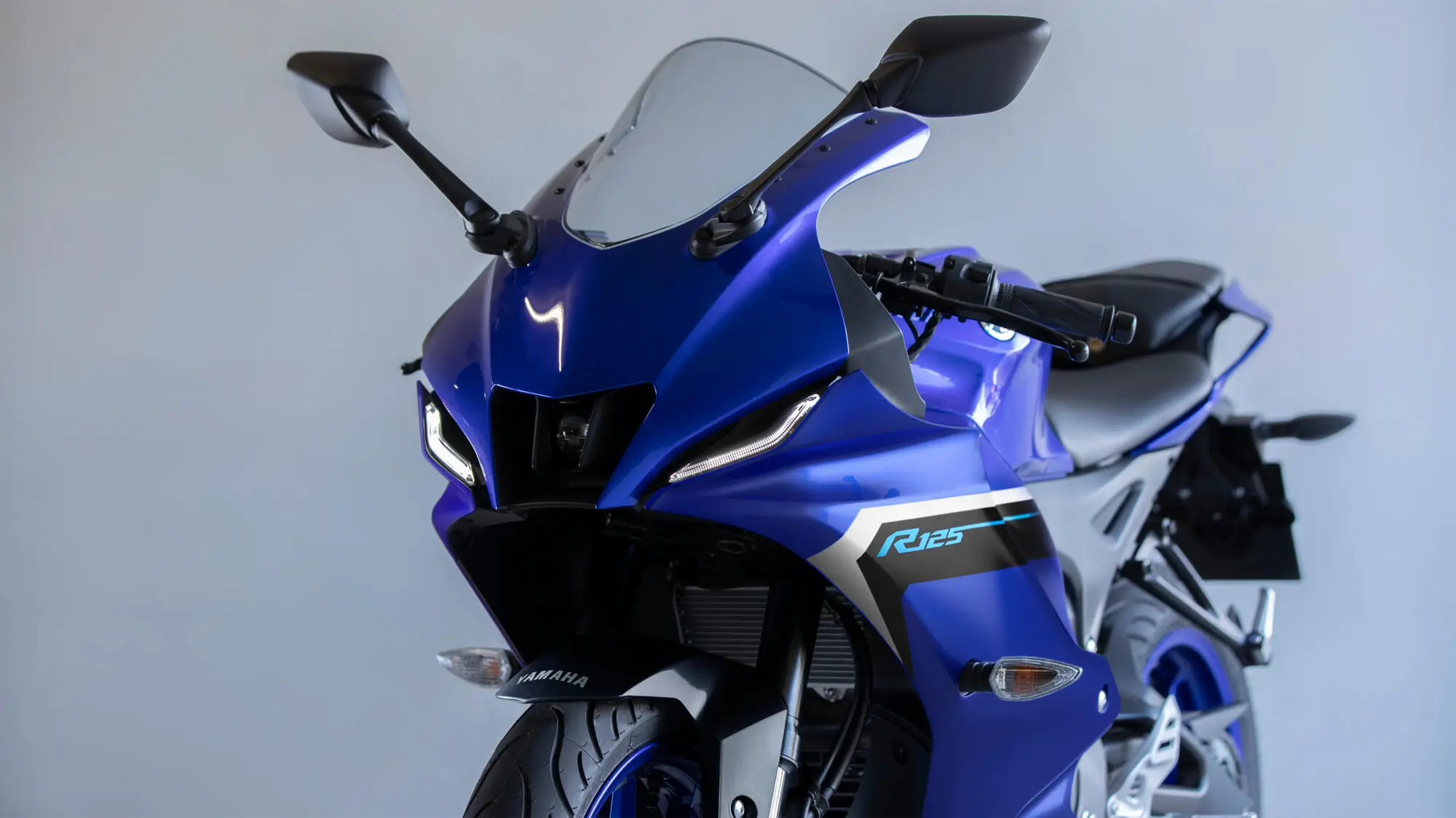 Ein blaues Yamaha YZF-R125 Motorrad von vorne.