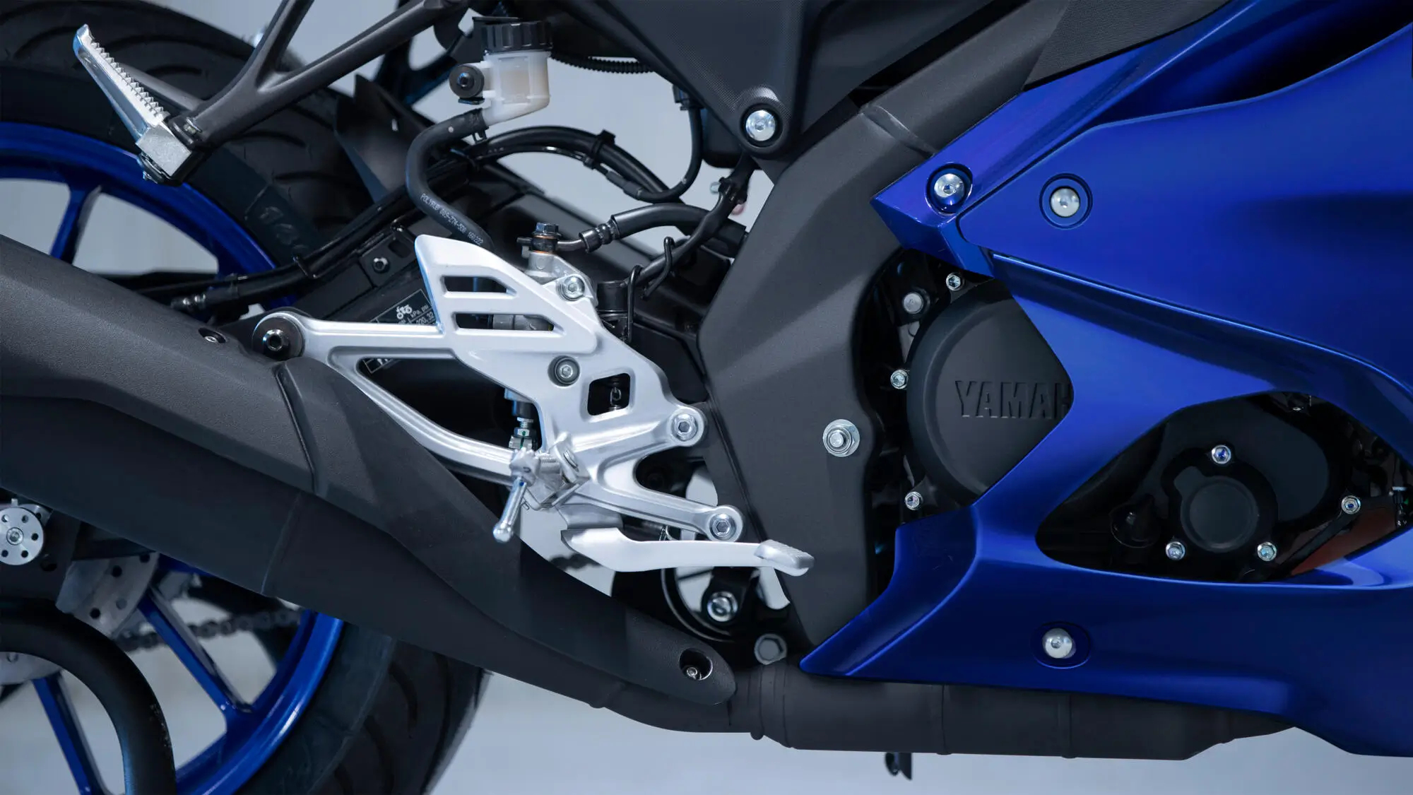 Nahaufnahme des Motors einer Yamaha YZF-R125 in Blau.
