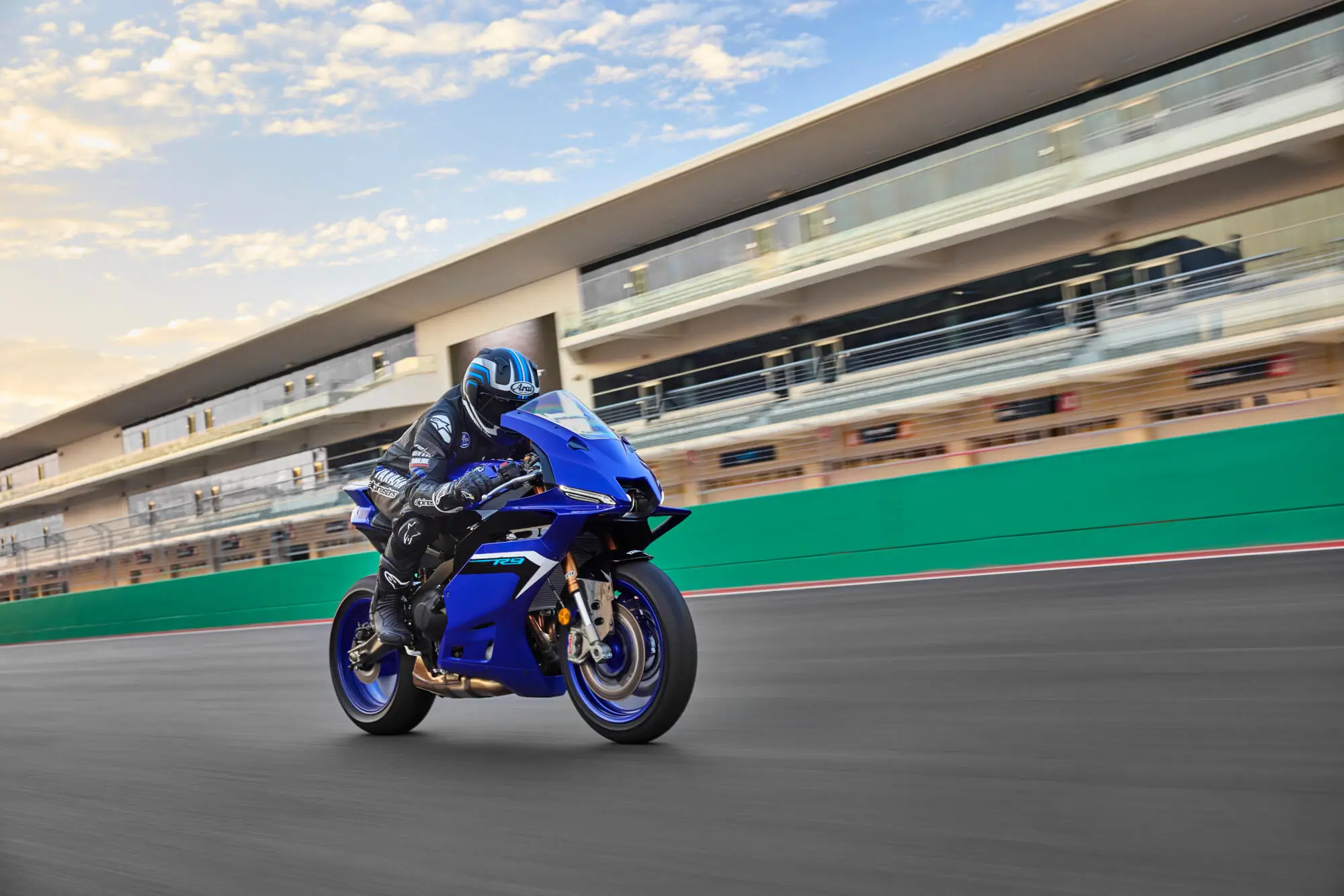 Ein Motorradfahrer fährt eine blaue Yamaha YZF900R9 auf einer Rennstrecke.