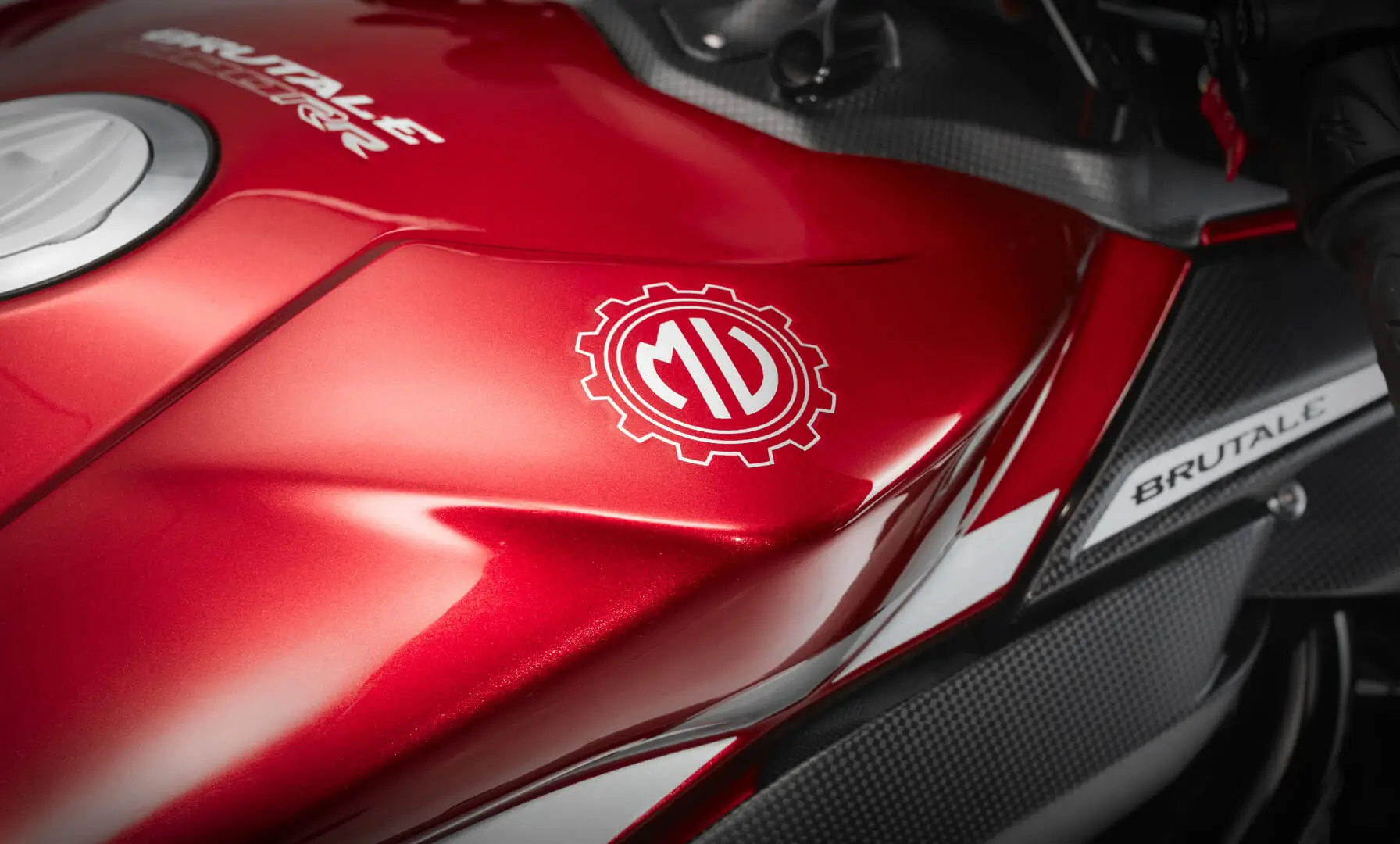 Roter Tank eines MV Agusta Brutale Motorrads mit Logo.