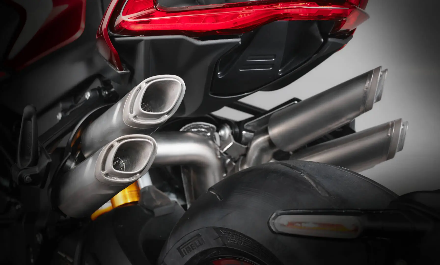 Auspuffanlage und Hinterrad eines Motorrads MV AGUSTA BRUTALE 1000 RRNahaufnahme.