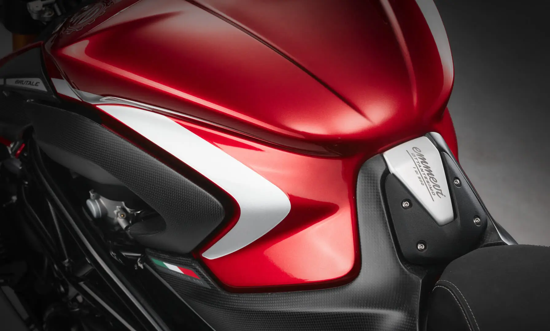 Nahaufnahme eines roten MV Agusta Brutale Motorrads.