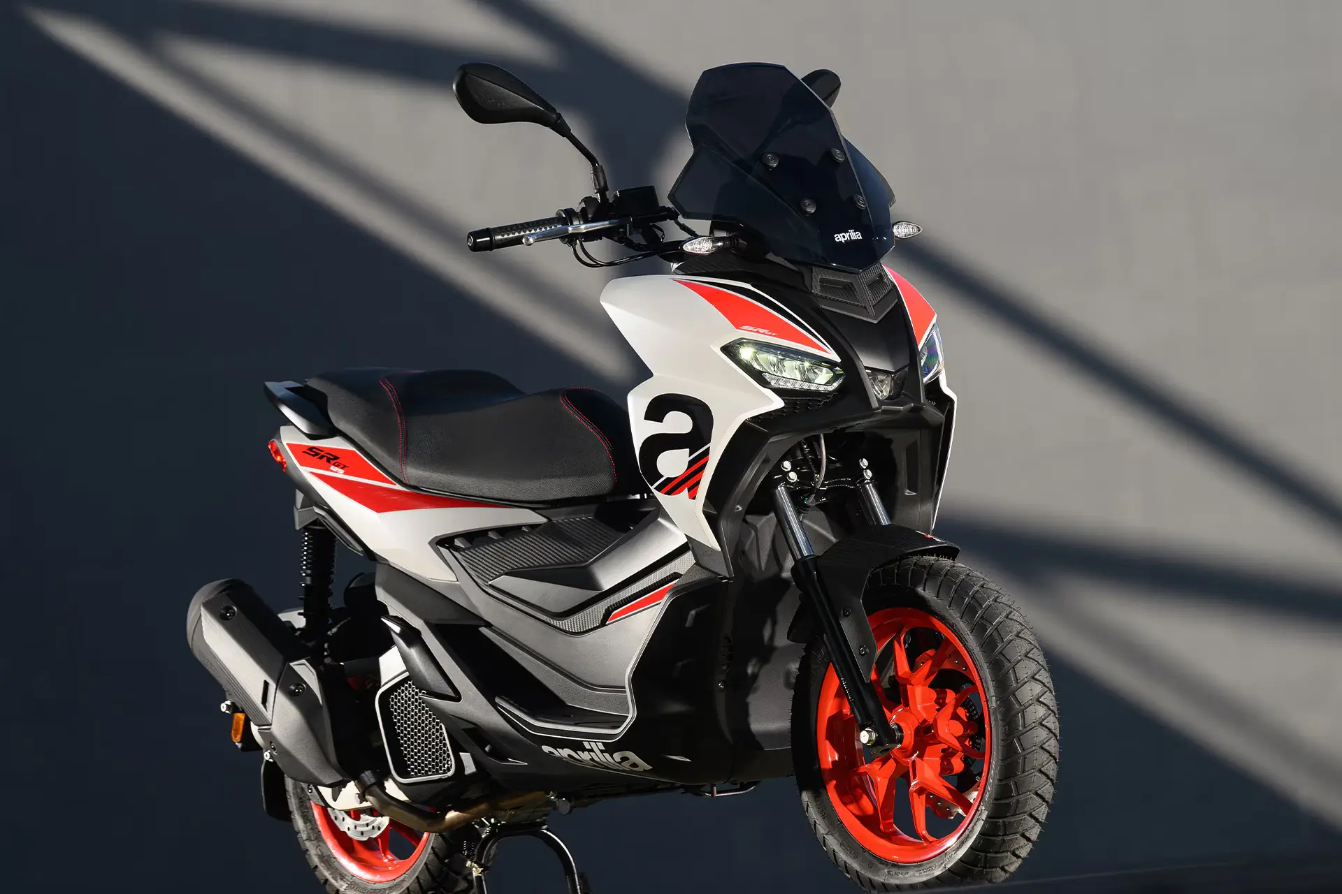 Aprilia SR GT Sport 125 Roller in seitlicher Ansicht.