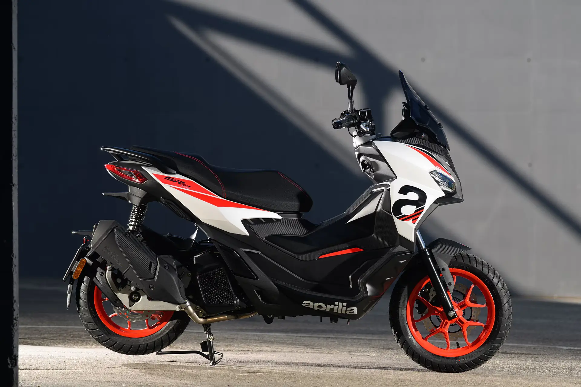 Aprilia SR GT Sport 200 Motorrad seitlich auf grauem Hintergrund.