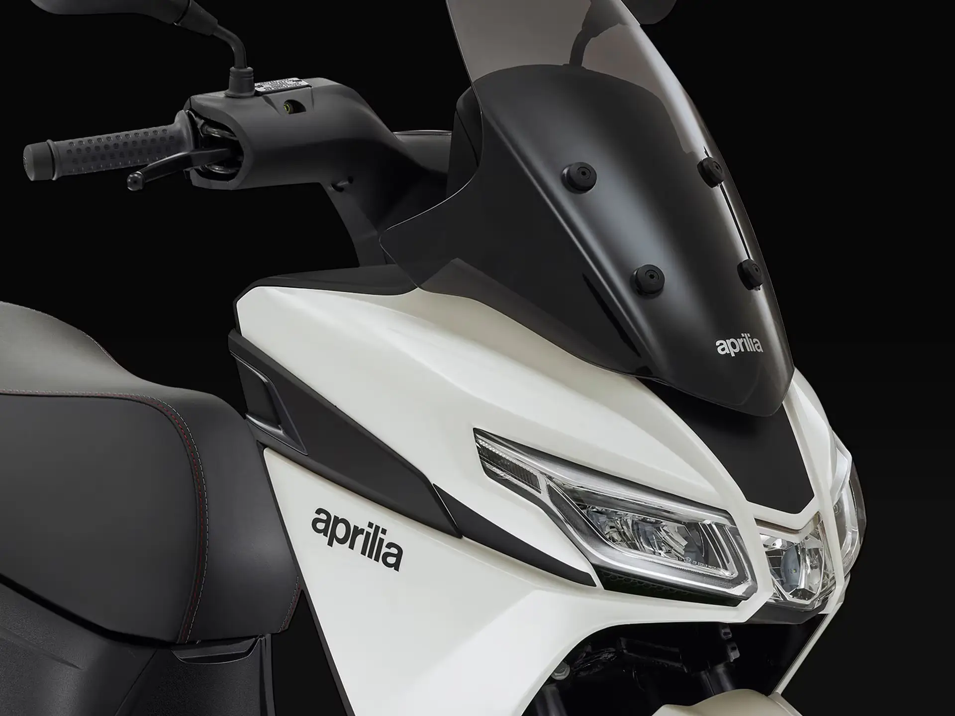 Aprilia SXR 50 Roller in Nahaufnahme mit Fokus auf Frontverkleidung und Lenker.
