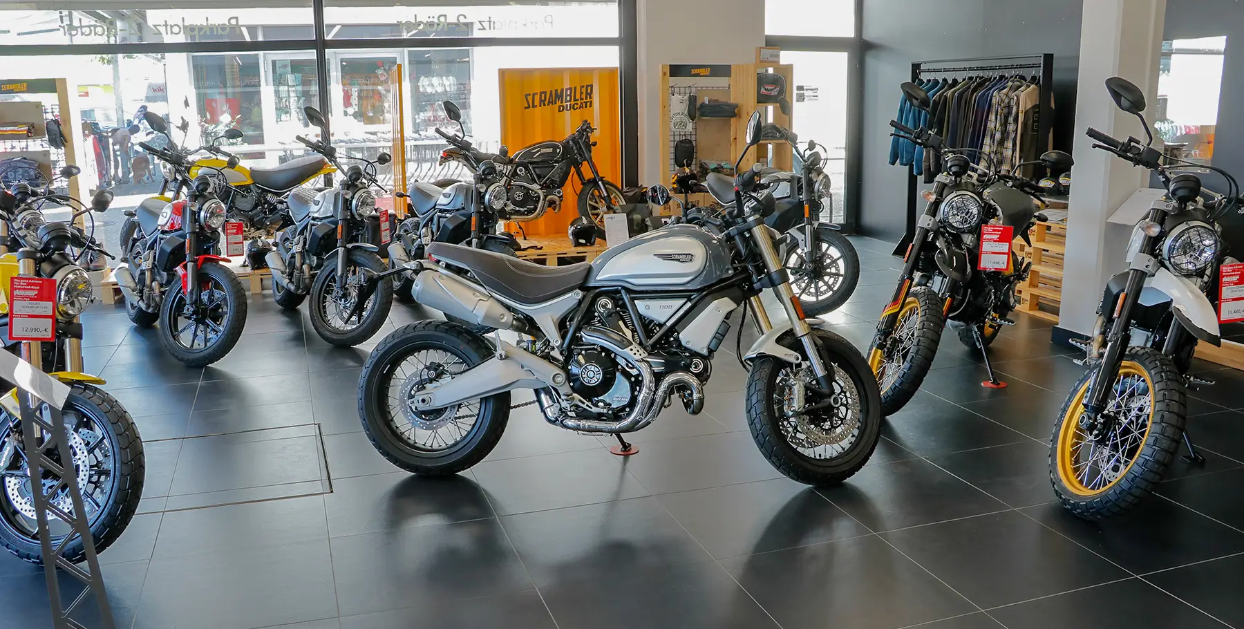 Ein Motorradgeschäft mit mehreren Ducati Scrambler Motorrädern in einer Ausstellung.