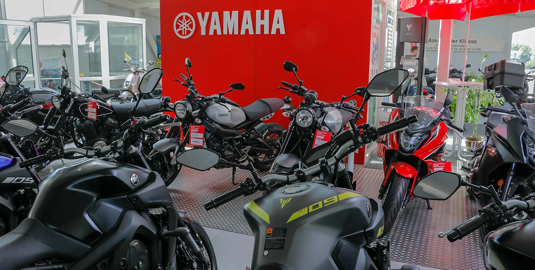 Eine Ausstellung von Yamaha-Motorrädern in einem Showroom.