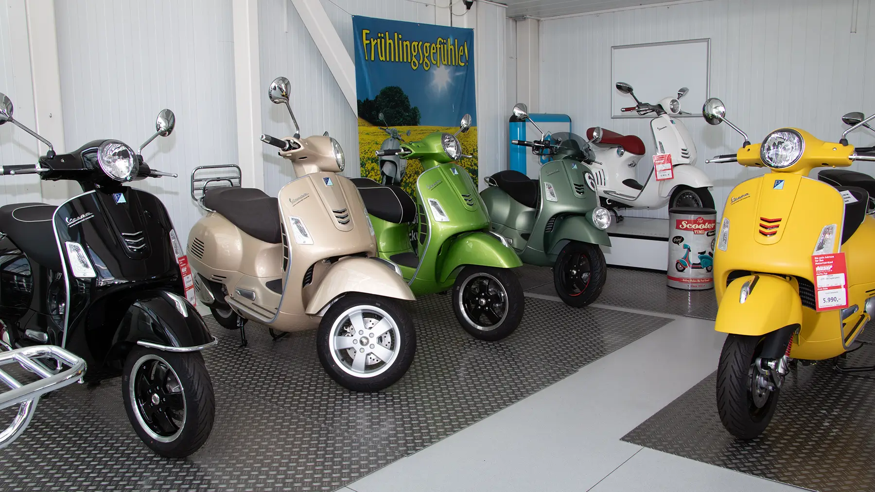 Eine Ausstellung mit mehreren Vespa-Rollern in verschiedenen Farben.