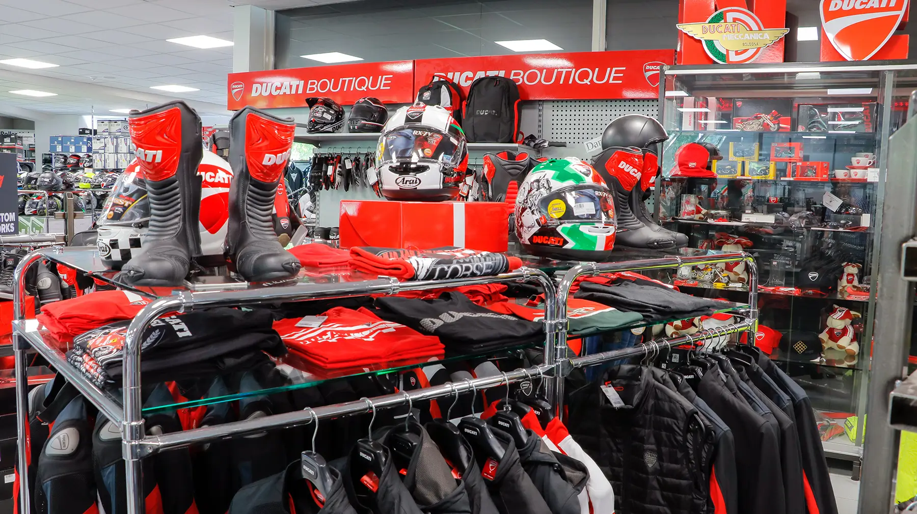 In einem Ducati-Shop sind Motorradbekleidung und Helme ausgestellt.