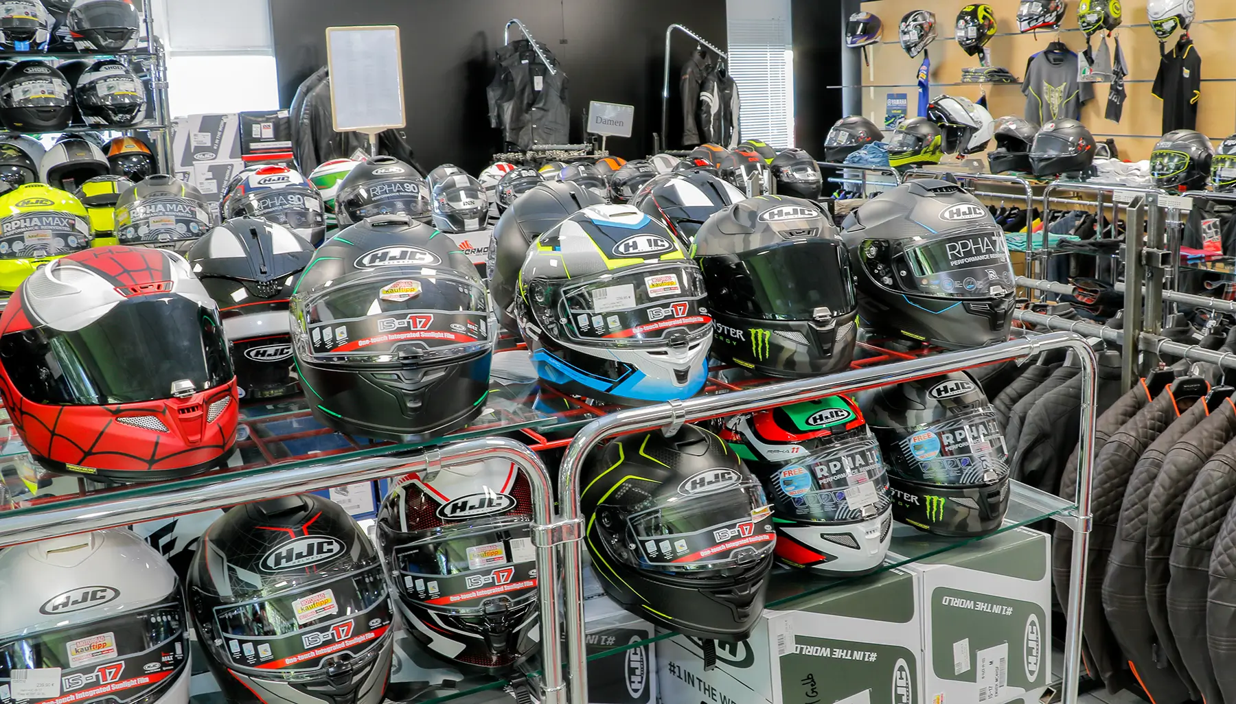 Eine Vielzahl von Motorradhelmen bei Motorrad Waser