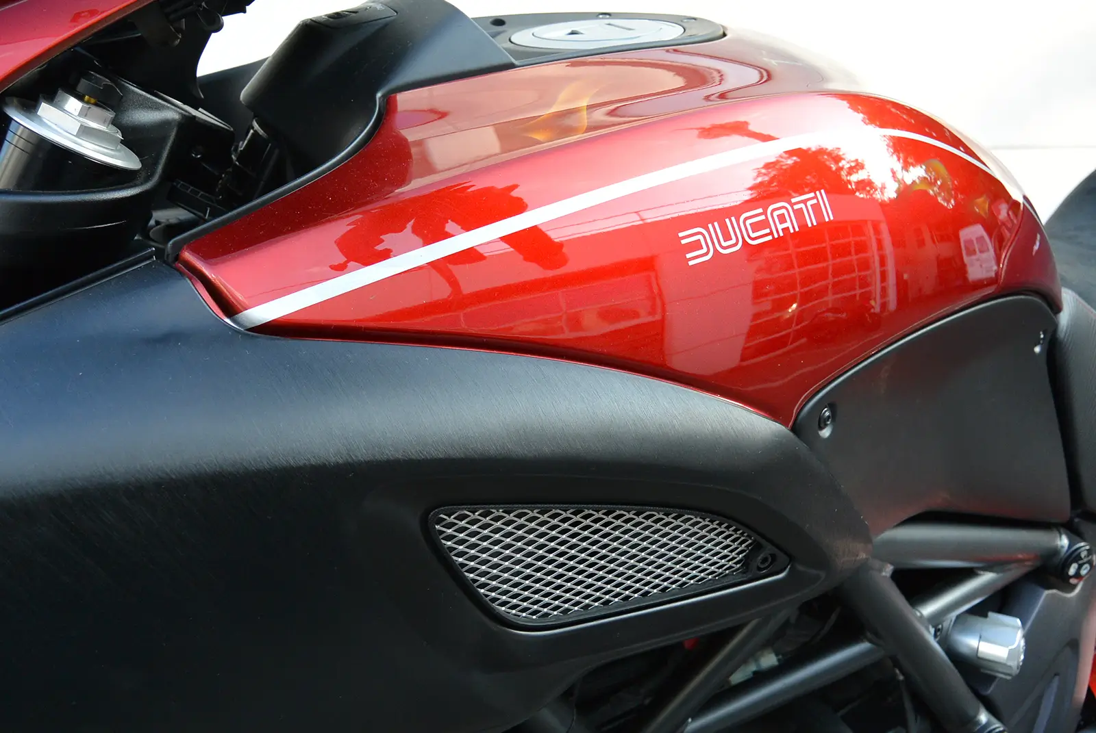 Roter Ducati-Motorradtank aus der Nähe.