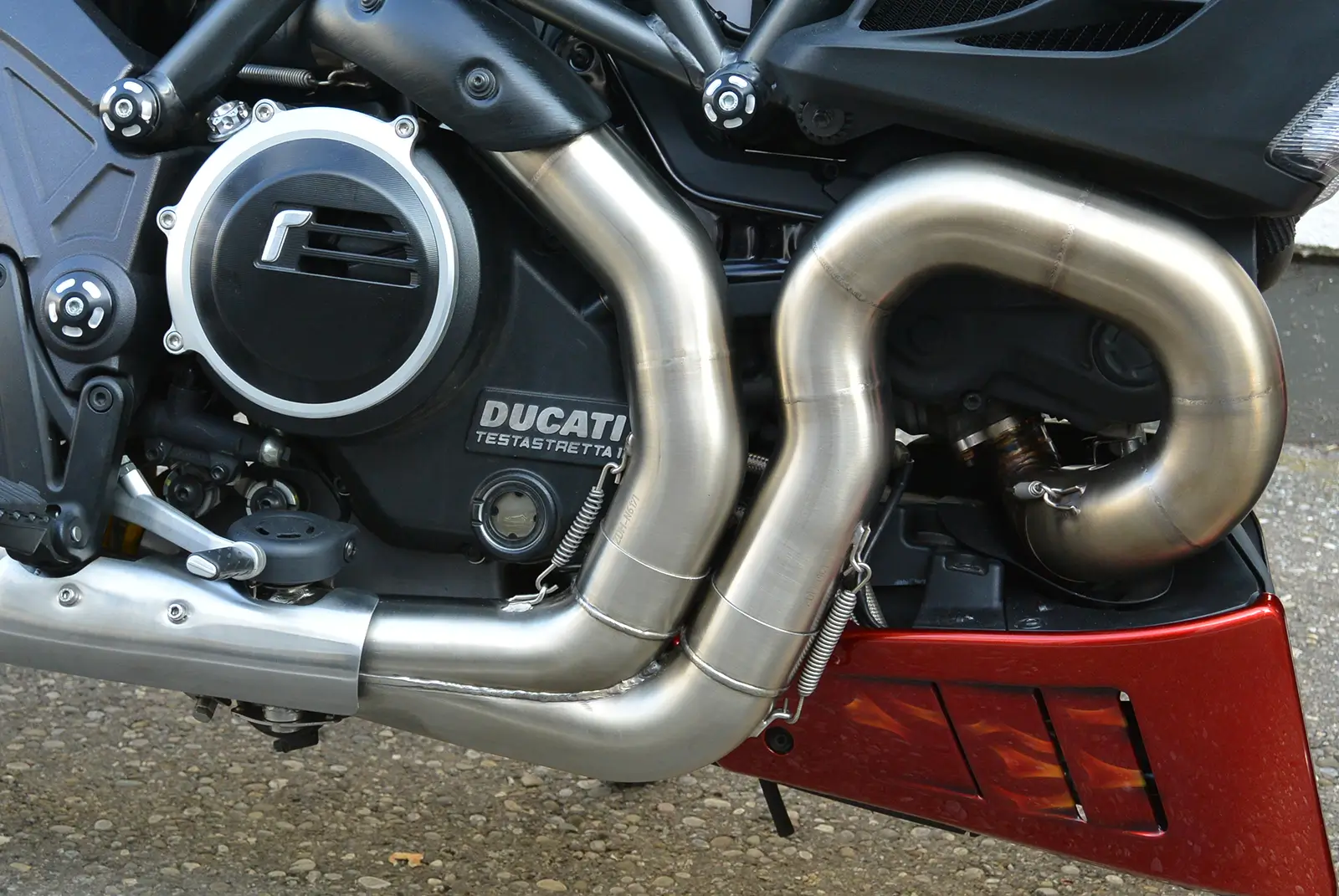 Auspuff und Motor einer Ducati Testastretta.