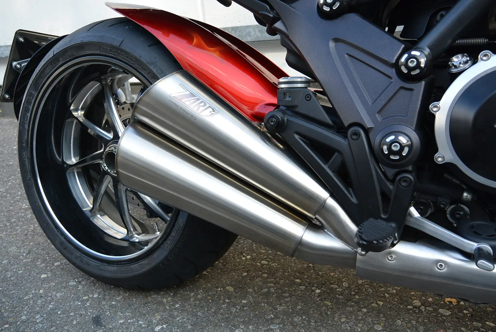 Nahaufnahme eines Motorrad-Auspuffs mit der Aufschrift "Zard Limited Edition 013".