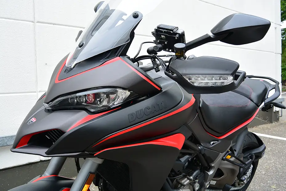 Ducati Motorrad in Nahaufnahme mit markantem Design und roten Akzenten.